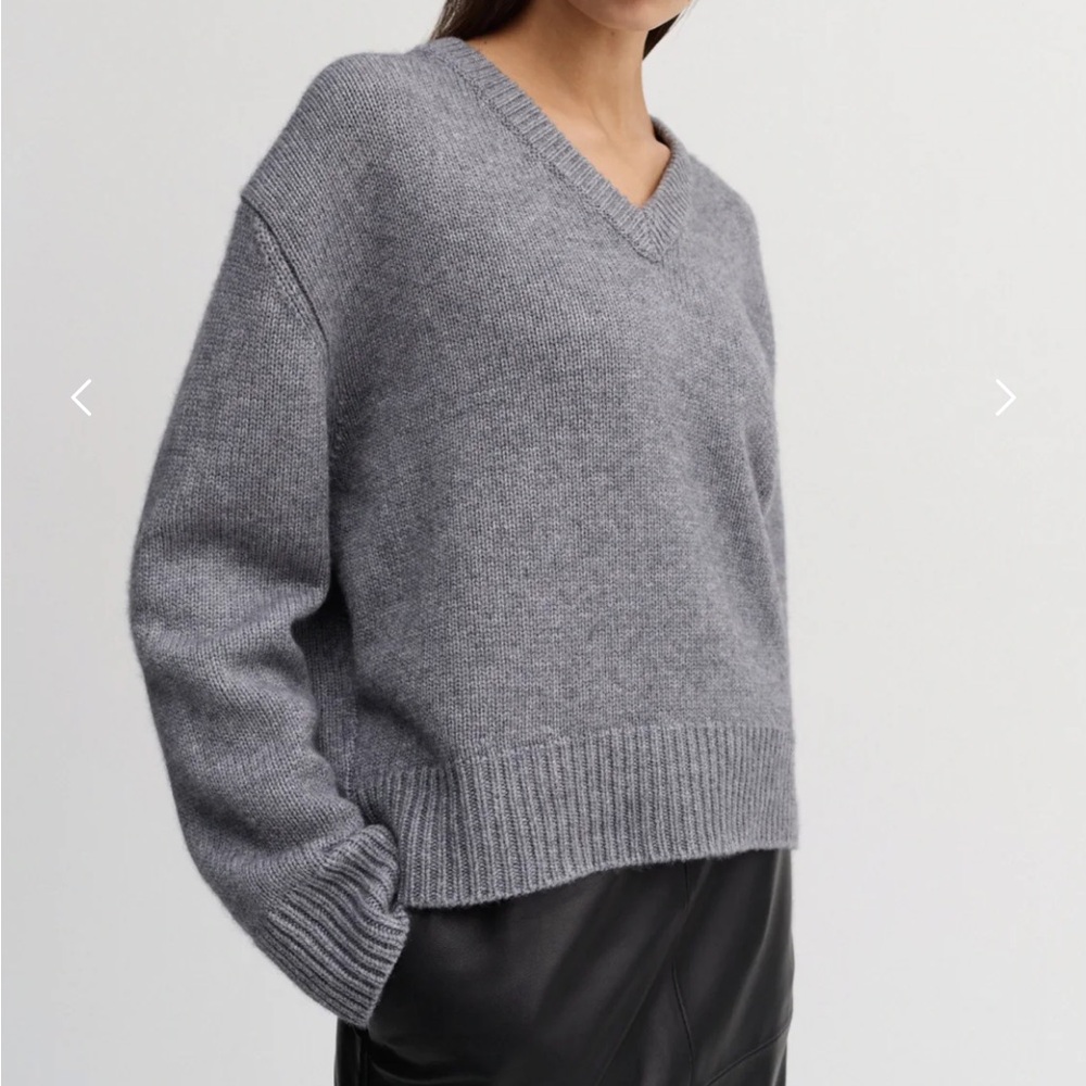 Almada Label V-Neck Grey 100% Cashmere Sweater size small